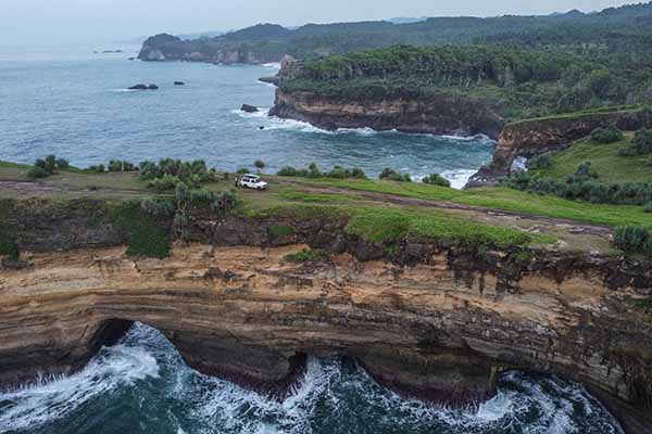 Pantai Karang Bolong